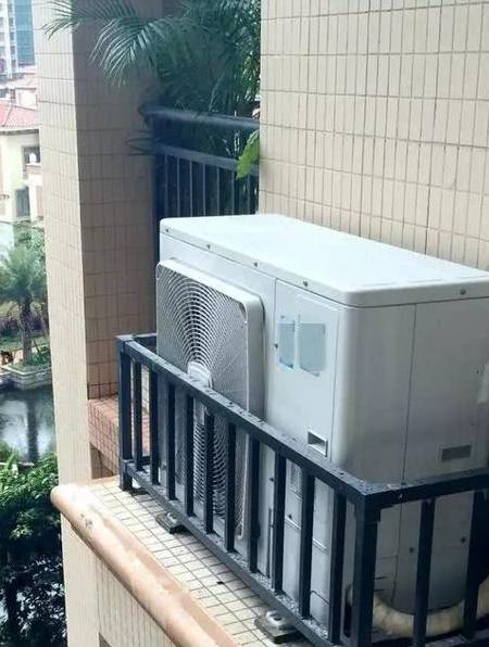 原创空调室外机卡缝隙里出风口还被挡住这师傅太不专业你别中招