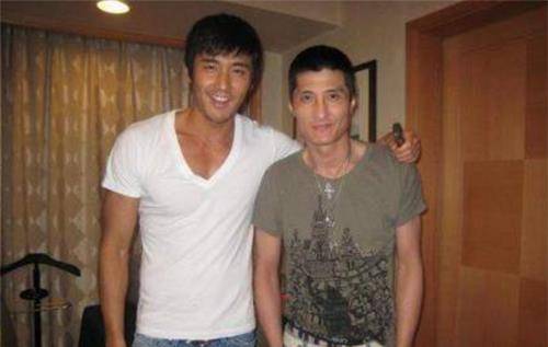 亲兄弟不同命:哥哥在狱中悔不当初,弟弟住750平大别墅生活滋润_胡东