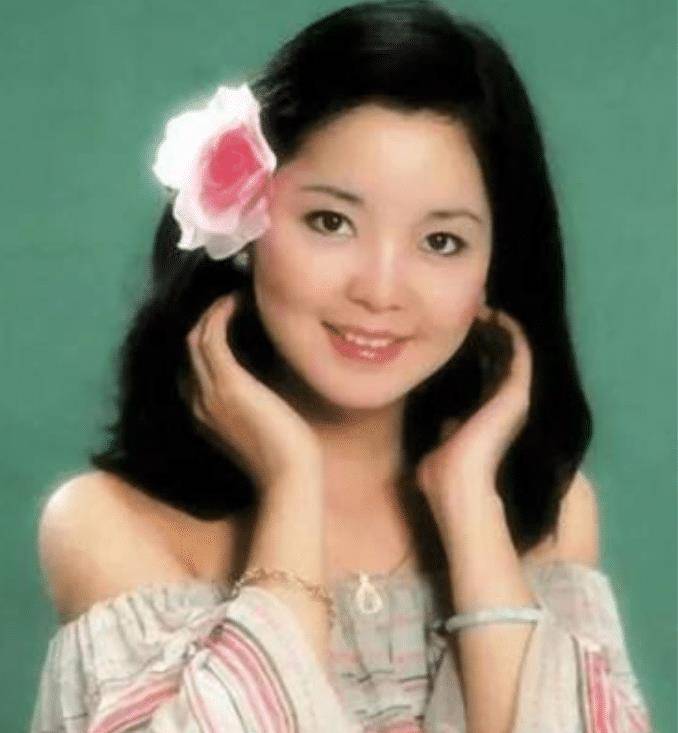 一支乐队里担任指导老师,他听说邓丽君的唱歌天赋后,便专门去家里拜访