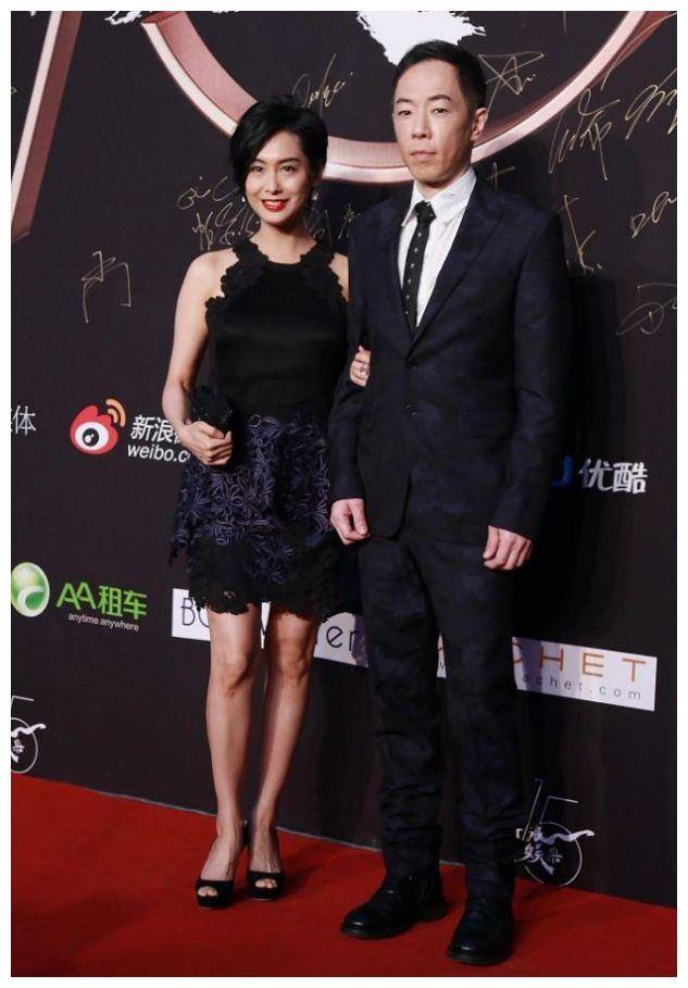 朱茵52岁傲人身材尽显罕见同老公合照无袖连衣裙惊艳万众