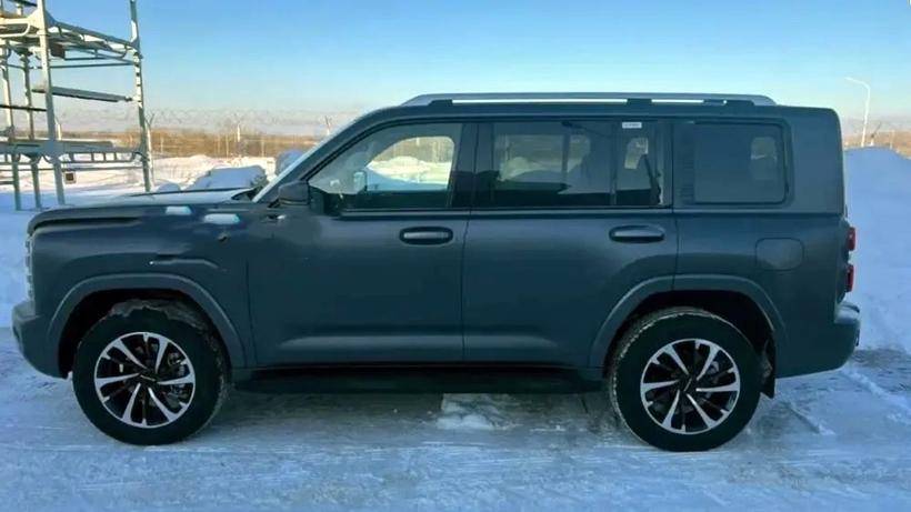 而又窄又高的发动机舱盖是与哈佛品牌其他车型不同的地方,和老款路虎