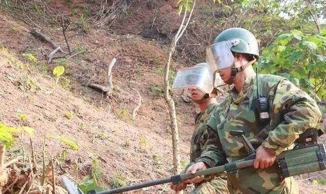 "排雷英雄"杜富国:一声雷响,让其失去双眼,截去双臂_军人_进行_生活