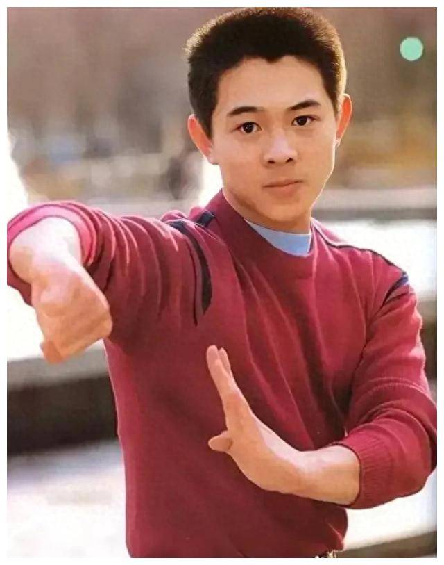 少年时代,1963年3月26日出生的李连杰在北京长大,来自一个普通家庭.