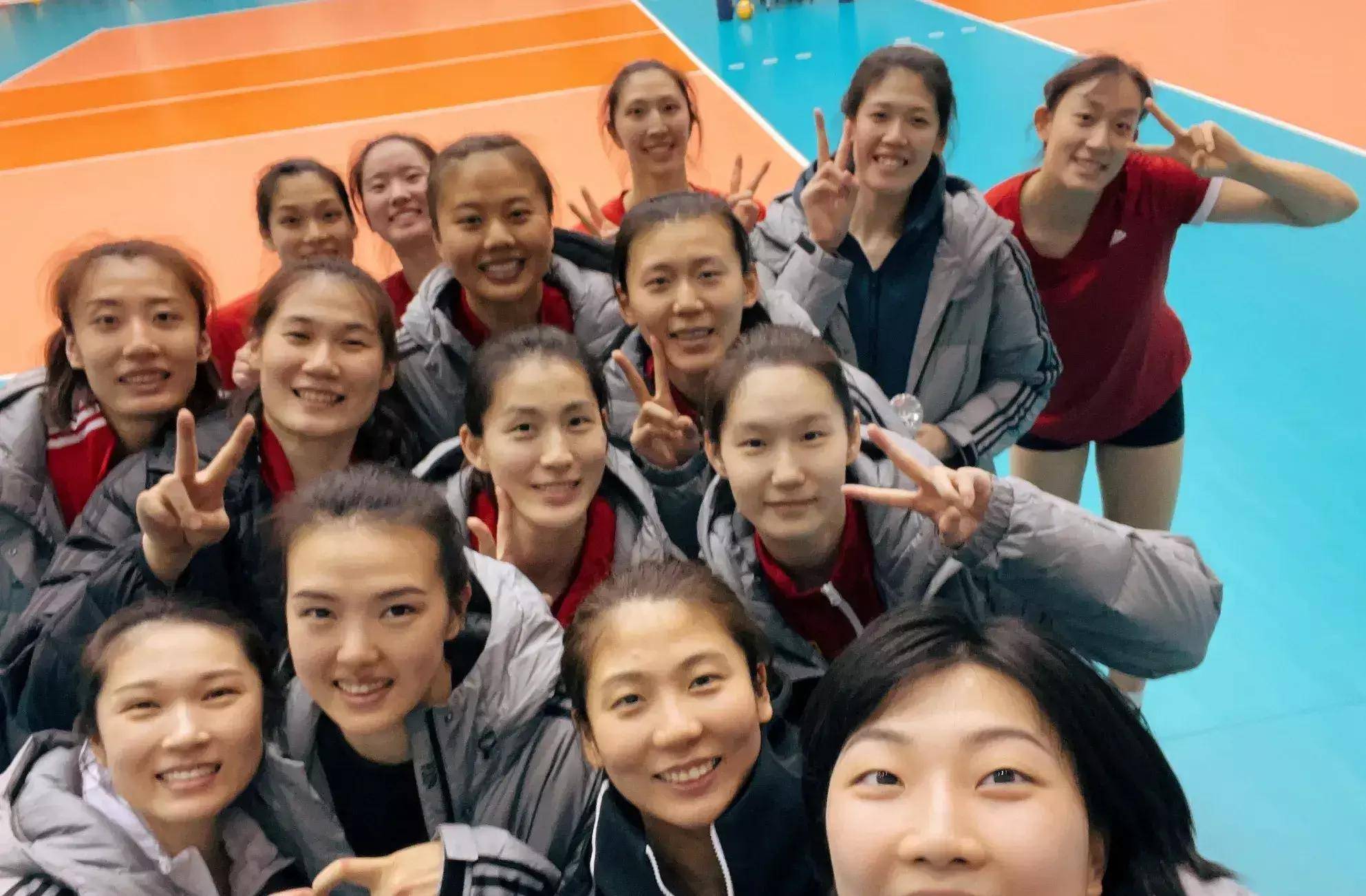 原创袁心玥更新动态晒合照副攻3人组表情搞怪李盈莹张常宁状态好