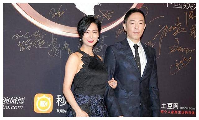 朱茵52岁傲人身材尽显罕见同老公合照无袖连衣裙惊艳万众