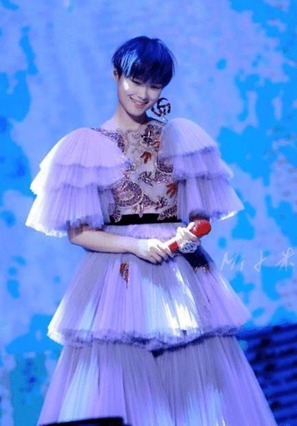 在那一个"非主流女生"的时期,李宇春作为演唱超级偶像,推动了大陆的