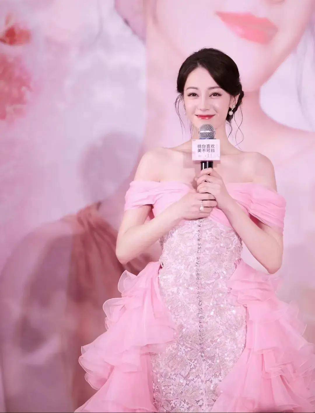 女神降临迪丽热巴生图惊艳全场无数粉丝为之疯狂