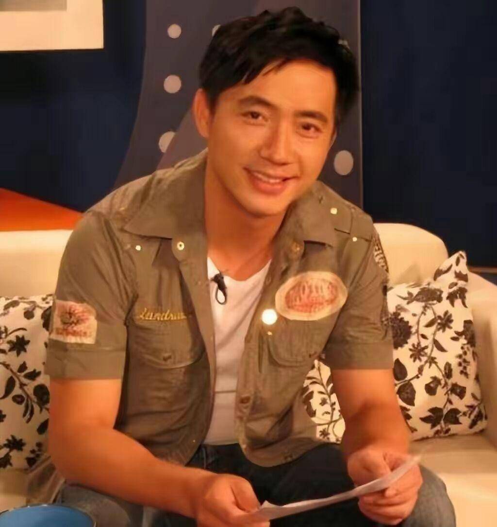 他曾被誉为"广东第一帅哥",出道前已结婚生子,恩爱25年零绯闻_康祈耀_