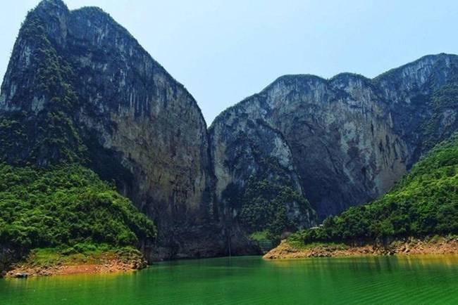 第三天:赴野三峡风景区,上午游览【清江画廊】【蝴蝶崖】第二天:赴
