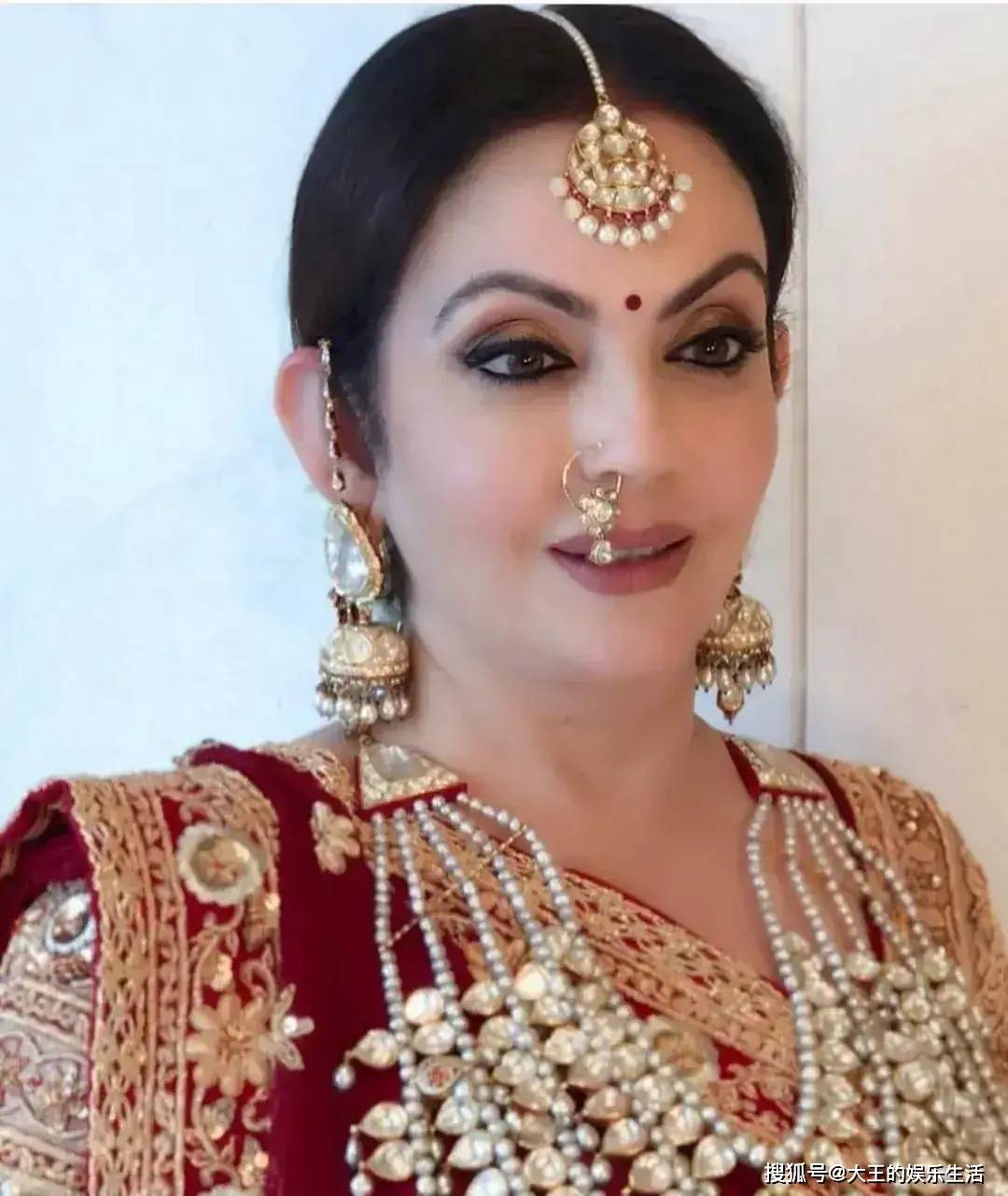 原创印首富妻也有烦恼不能生育人工诞下双胞胎自然产下多病孩童