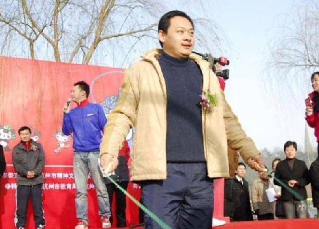 原创中国举重功勋占旭刚退役迎娶空姐初恋现47岁官至副厅级