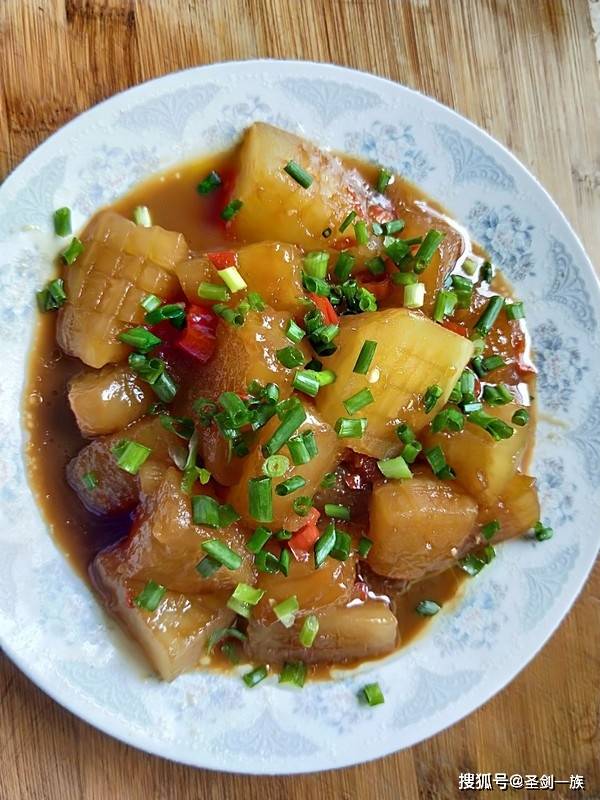 红烧冬瓜7. 翻炒片刻后,即可关火,出锅装盘.6.
