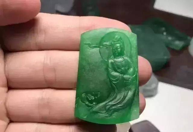 分享一块莫西沙场口翡翠原石