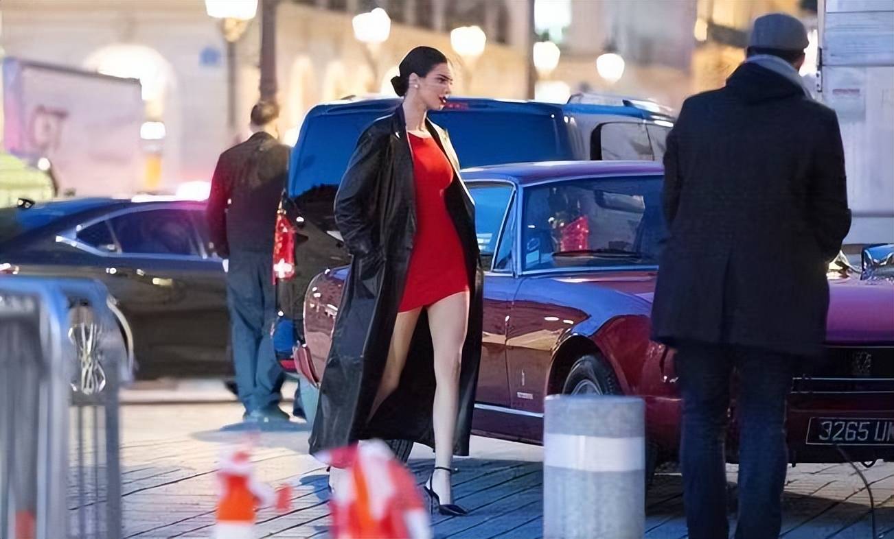 原创詹娜最新路拍照流出穿红裙秀美腿极品身材太养眼高贵又性感