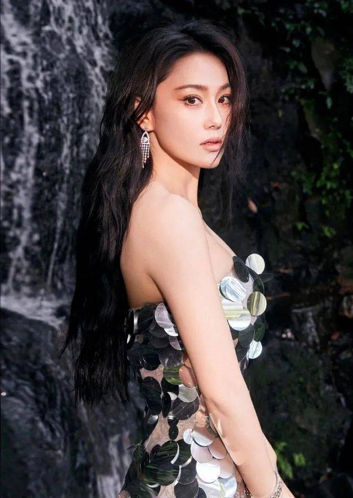 原创张馨予银片长裙写真她肤白貌美露出事业线性感火辣