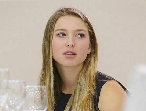 偏心父亲乔布斯:小女儿拥有1500万马场,长女为何连衣服都买不起_丽萨