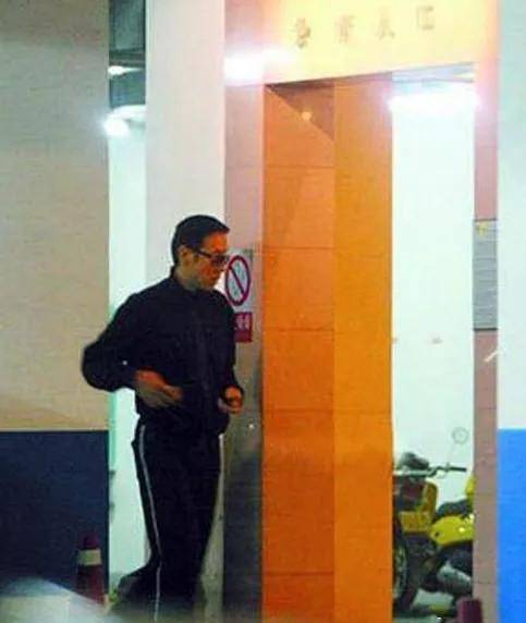 原创45岁左小青近况曝光和百亿富豪老公分手后她终于活成了自己