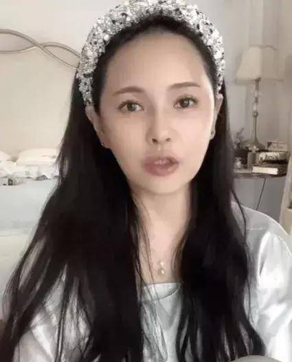 伊能静54岁素颜亮相坦然分享医美经历肌肤白嫩宛如少女