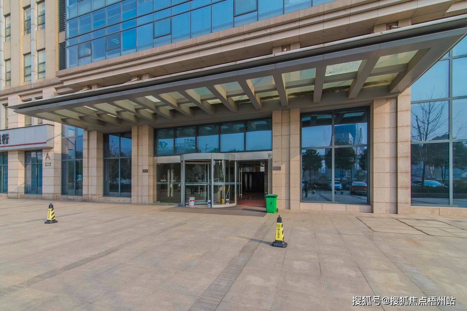 武汉徽商大厦租120人独立办公室精装修带家具交通便利可注册