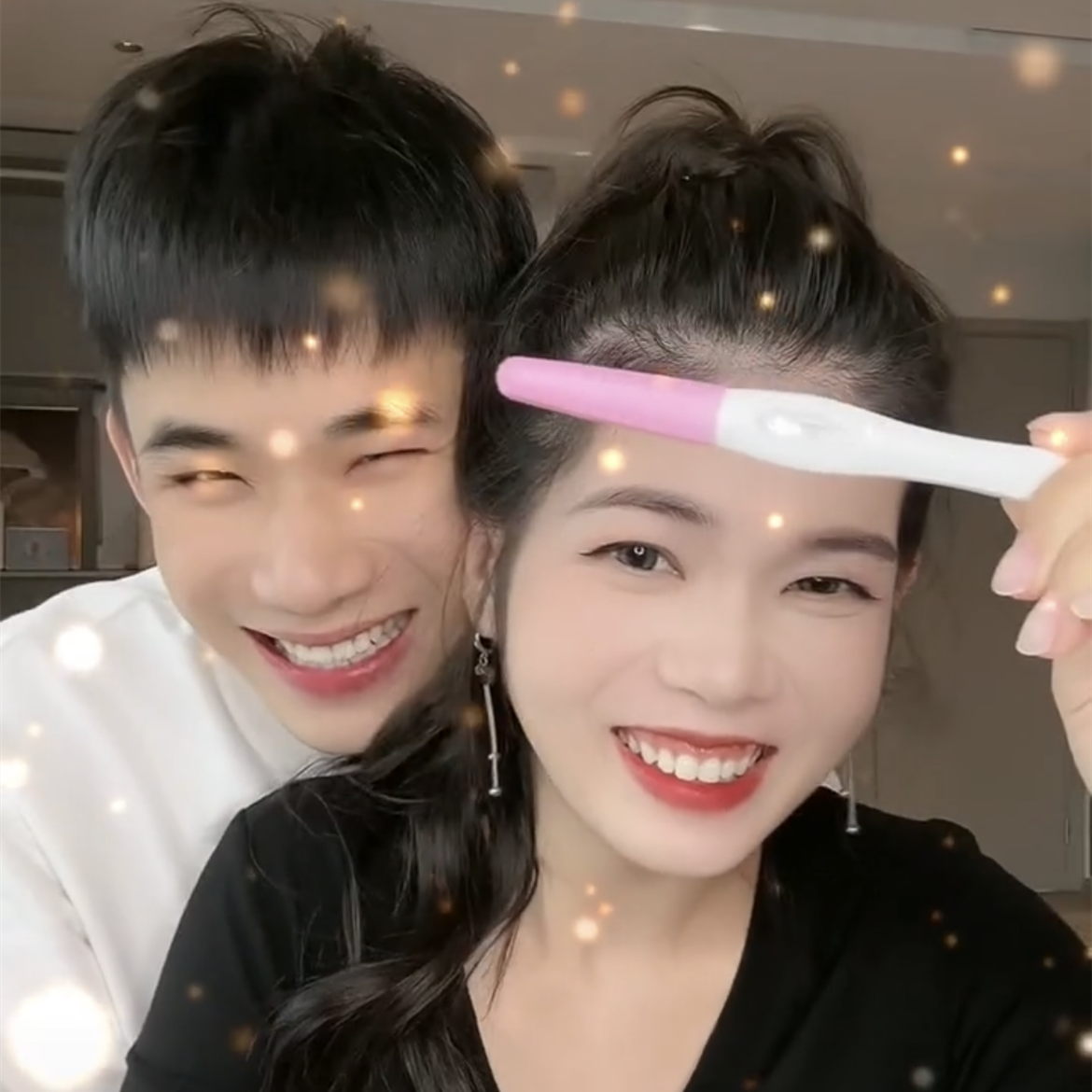 曝光的画面中,陈橙与陈三废的四个孩子悉数亮相,两人则甜蜜搂抱开心