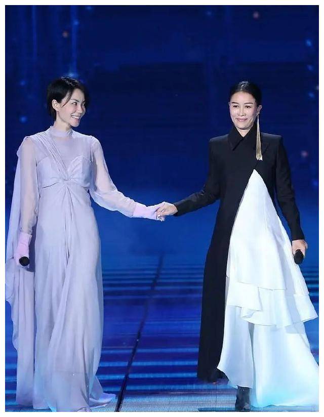 那英与王菲同框照神似对比不同风格蕴含巨大魅力