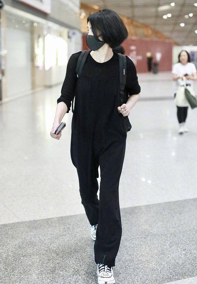 174王菲带火了一种新穿法:烂t恤 小黑裤 波波头,54岁美出新高度