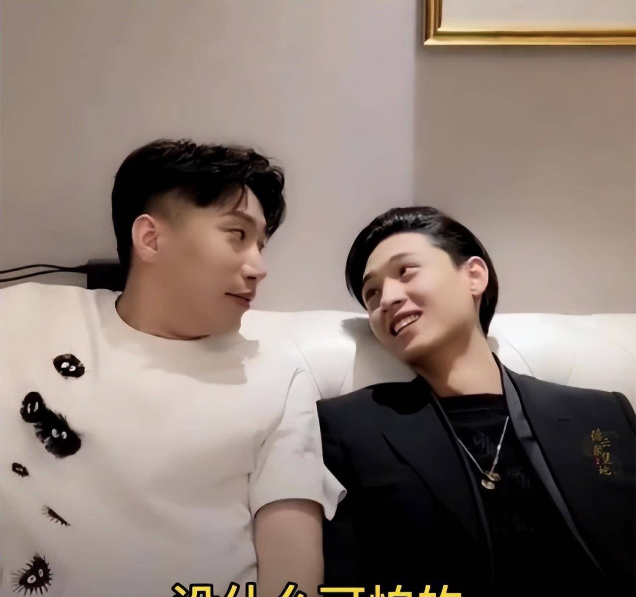 原创德云社烧饼儿子给秦霄贤拜年拿玩具换回一车礼物老秦真阔气