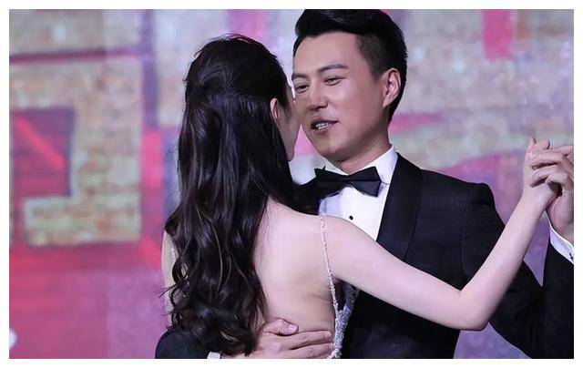 宋轶34岁大胆穿露背装靳东无措网友脱口赞