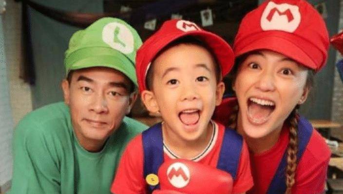 陈小春出道11年不换车,车牌被曝光后,怪不得11年来这么专一_孩子_实力