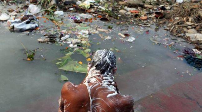 印度恒河水里全是垃圾,他们照样一边洗澡一边喝水,为何不治理