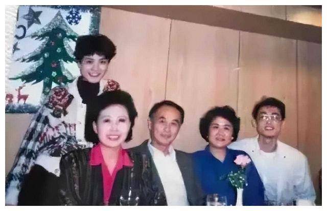 王菲离异单身,哥哥56岁迟迟未婚,原生家庭伤害难消解!_感情_王戈_婚姻