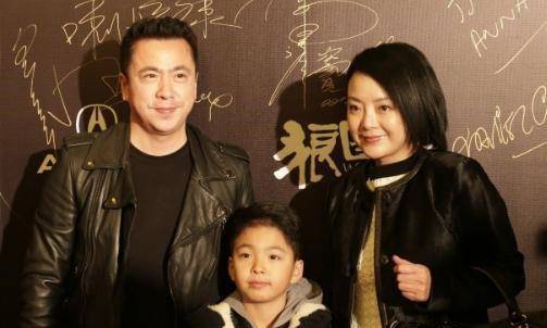 后来他们结婚了,但是那时候王中磊没有钱,他们只是简单的领了证就把