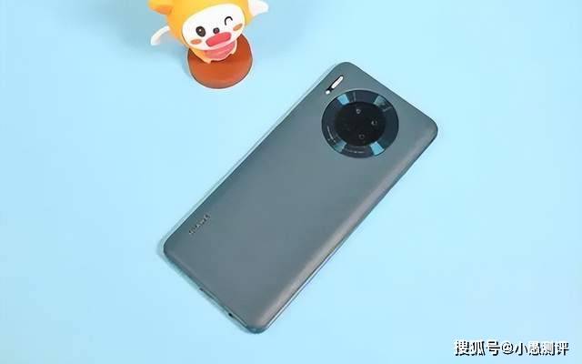 华为mate30拥有一块6.62英寸的刘海屏,屏幕色彩支持1670万色和p3色域.