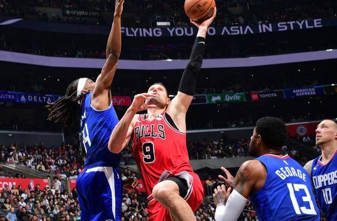 快船14分逆转擒公牛!