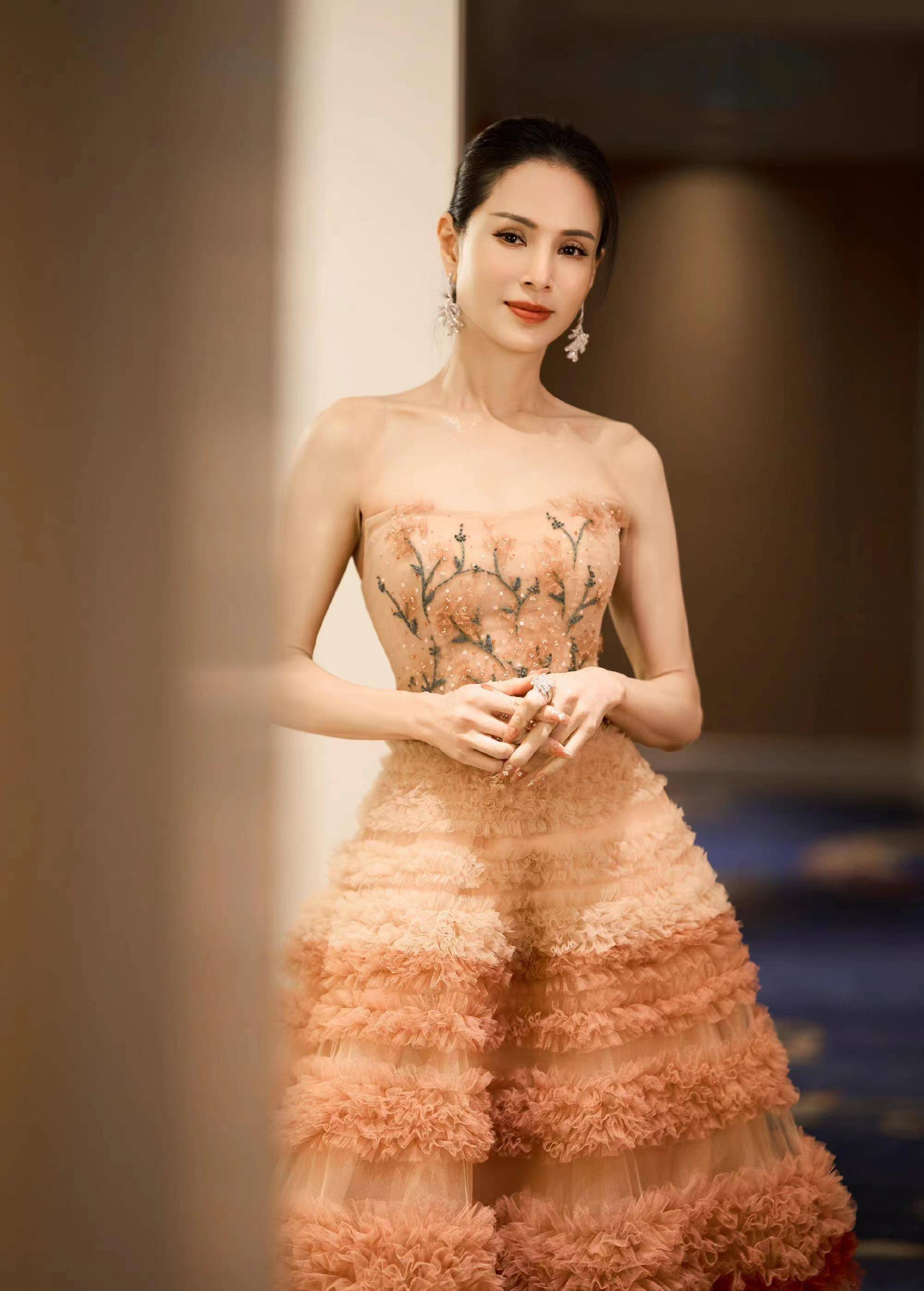 李若彤是典型的香港美人,出生于香港,祖籍广东佛山,她气质冷艳,五官有