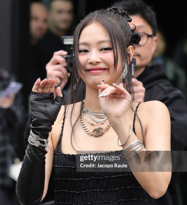 而且,jennie全身的造型,都透着一股浓浓的夜店风.