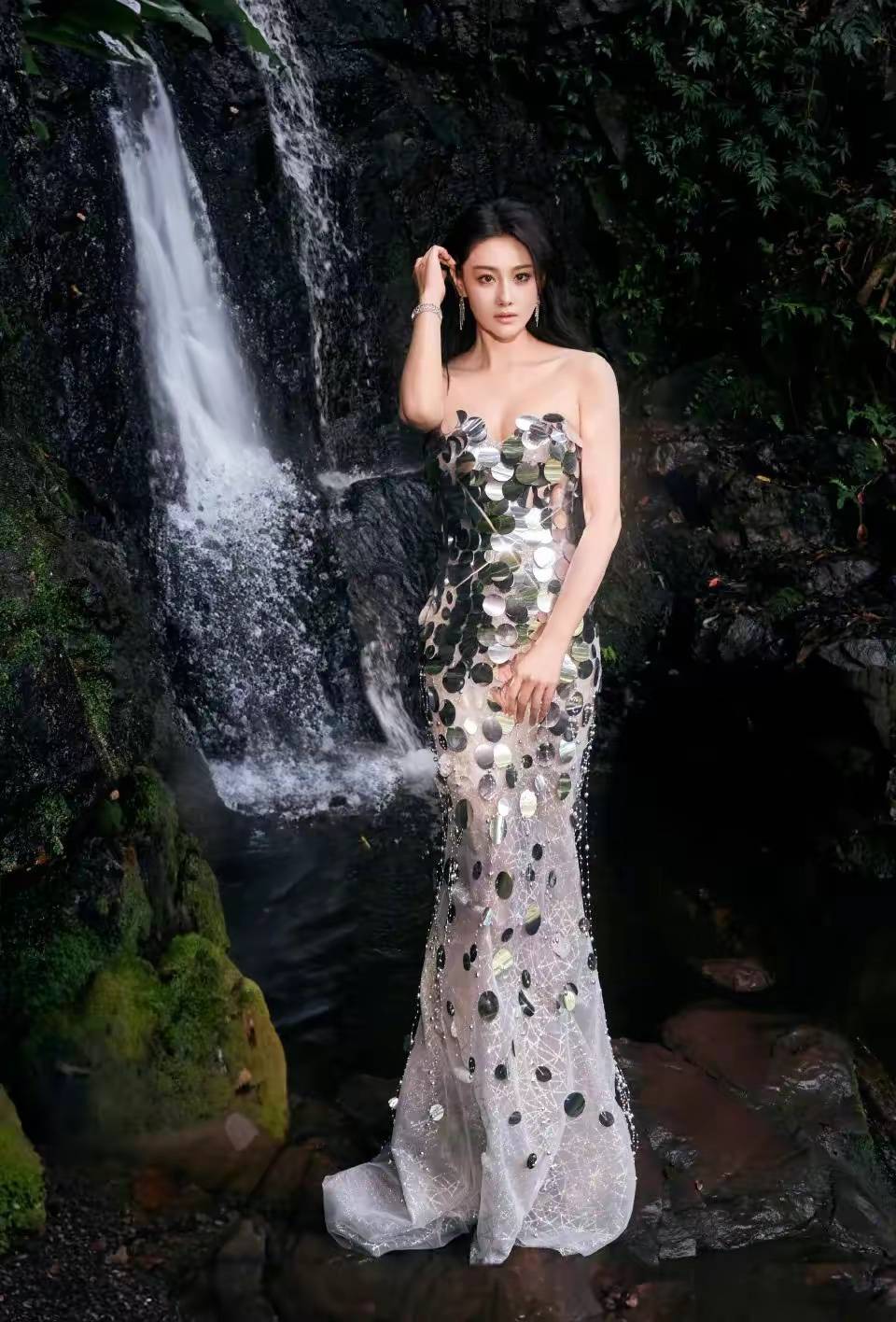 原创张馨予穿银色鳞片抹胸裙美得像一条娇艳的美人鱼