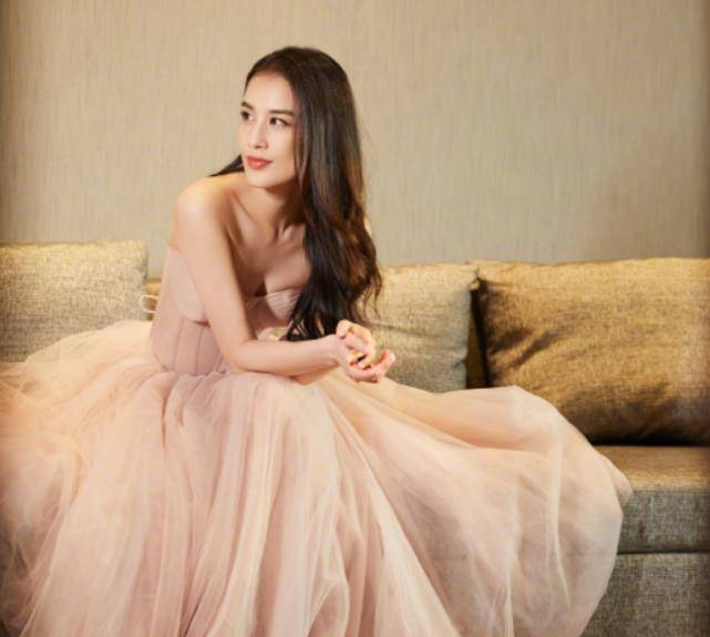黄圣依晒九宫格美照,身穿抹身材长裙出镜,配文:请允许我自恋一下_礼服