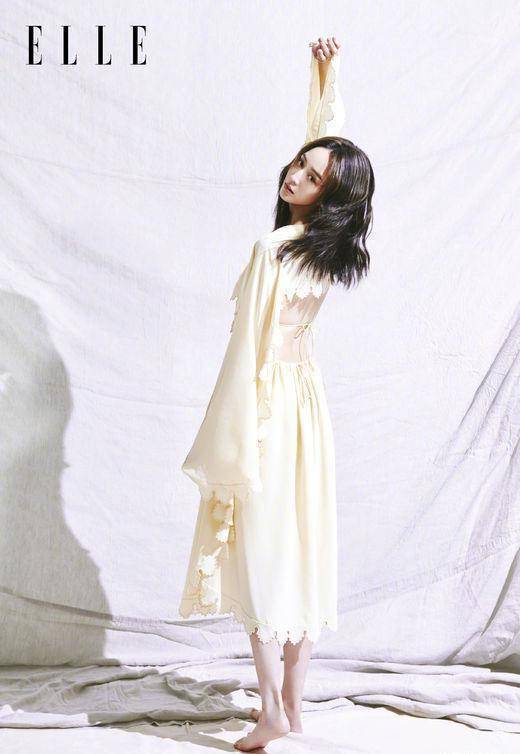 原创张钧甯两大时尚刊来袭一袭绿色长裙美成森系女孩气质女神超飒