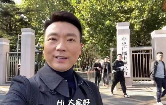 原创康辉罕见露真情给老婆打电话铃声竟是甜蜜蜜朱迅满脸都是羡慕