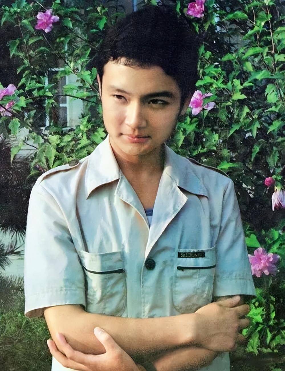 小时候的欧阳奋强是一个充满活力的孩子,常常调皮捣蛋,给父母带来了不