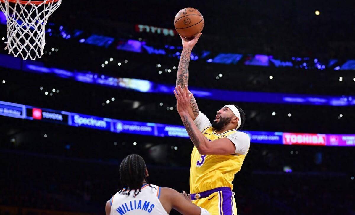 拉塞尔本场比赛出战了33分半,投篮17中9,其中三分球更是11中5,罚球5中