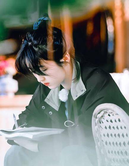 原创张子枫为冲刺高考,一边录节目一边刷题,手中的练习册太熟悉了!_生