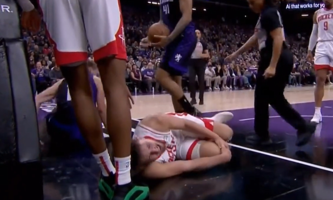 原创吓人90度崴脚轮椅抬离场他可是建队核心啊刚打爆文班