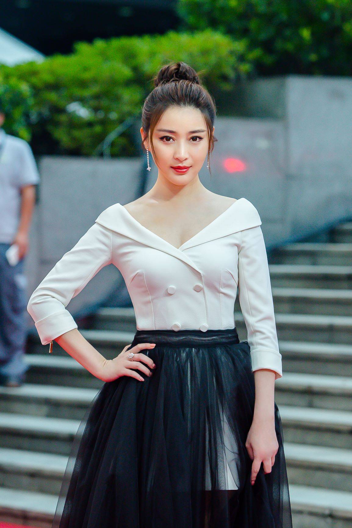 那长相,漂亮得让那些看惯了洋妞巨星的直男们都要心颤三分.耳边