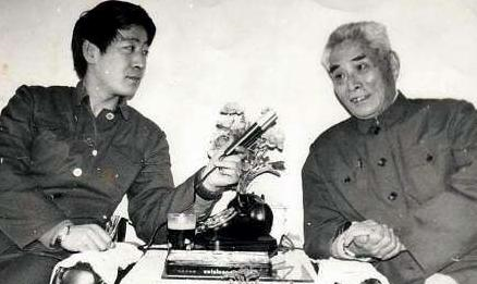 原创黄维手上有一老蒋送的签名照上面写错一个字他却很高兴