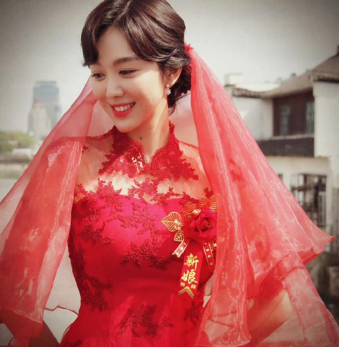 在舞蹈社团的练习室里,姜妍以一首高雅的《彩云之南》旋律展示出她的