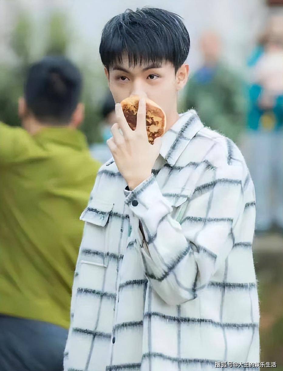 德云社烧饼儿子给秦霄贤拜年拿玩具换回一车礼物老秦真阔气