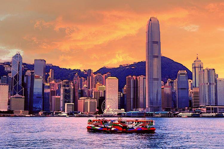 还可以乘坐游船欣赏到香港的天际线