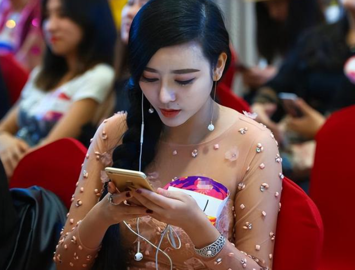 原创深圳女网红8年花800万整成范冰冰嫁给主刀医生后来怎么样了